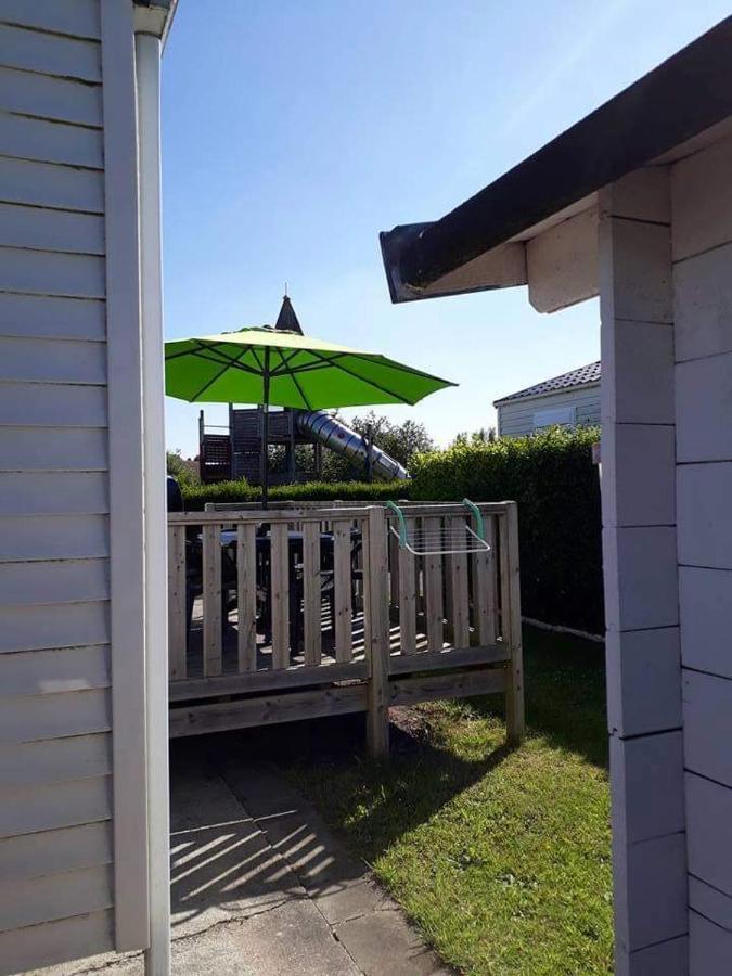 Luxueuze Stacaravan In Bredene Met Eigen Terras En Tuintje Exterior foto
